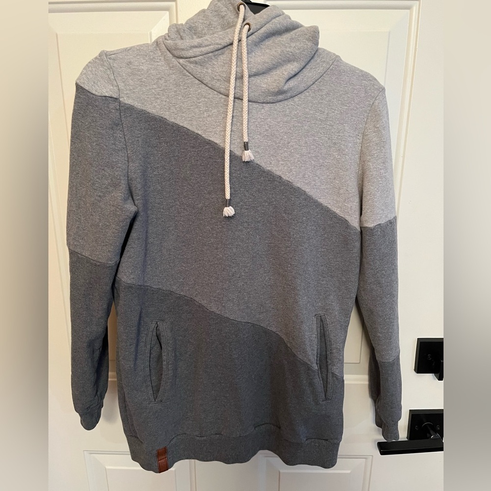 Women’s Ampersand Avenue gray color block Skyscraper hoodie. Size small